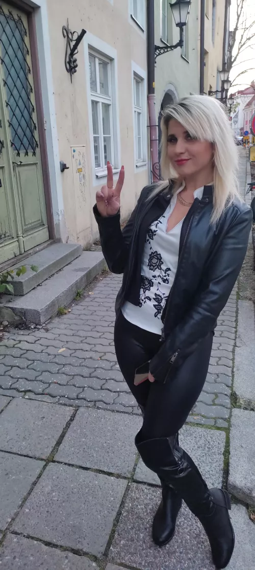 Leathergirl in street :P