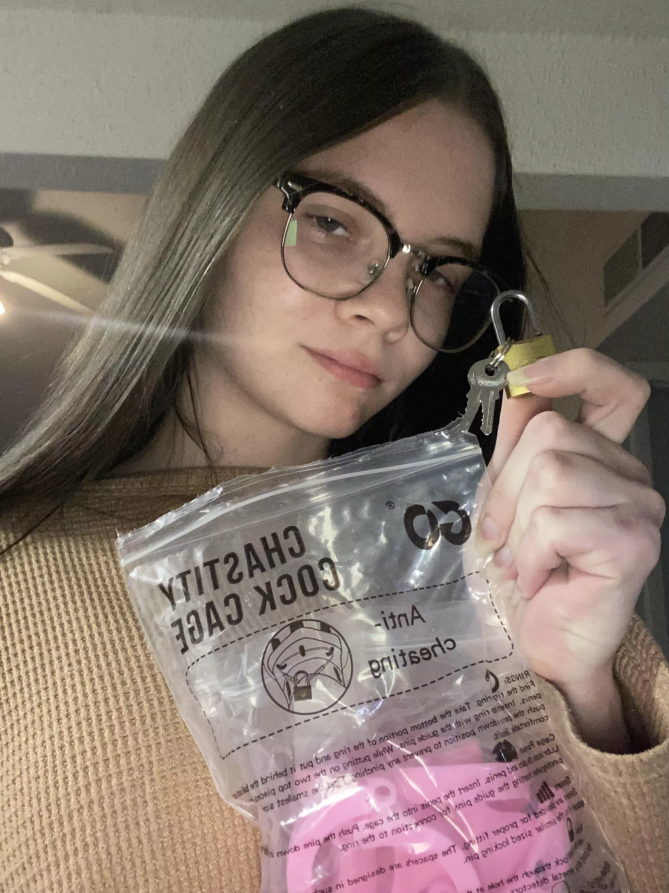 Let’s get that tiny cock locked up where it belongs🔐