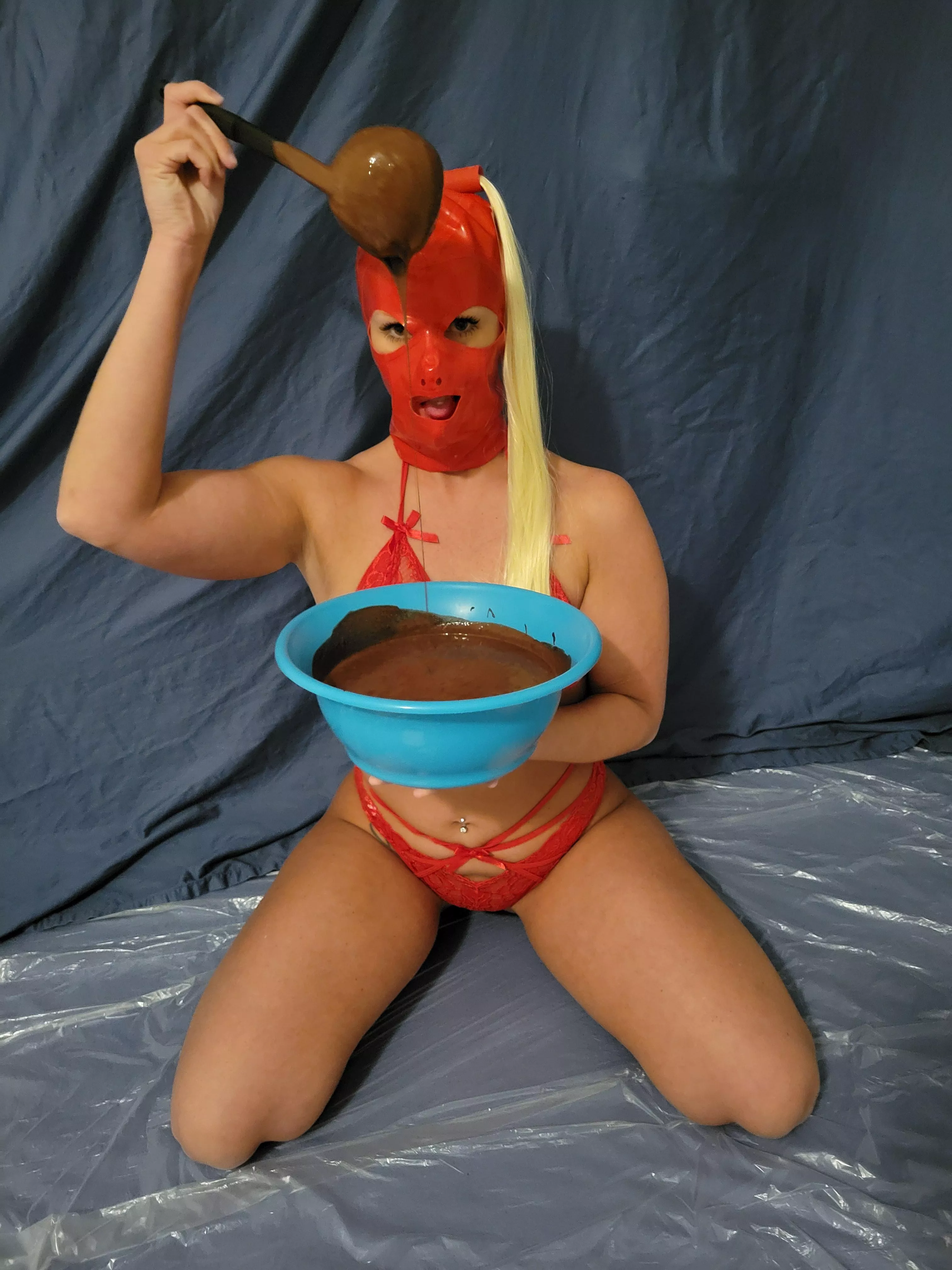 Message me to see this full 20 min video of getting covered in chocolate and pies! Not to mention I get really horny! 😍