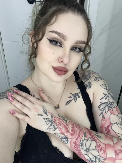 Nails matching tattoo 🫢