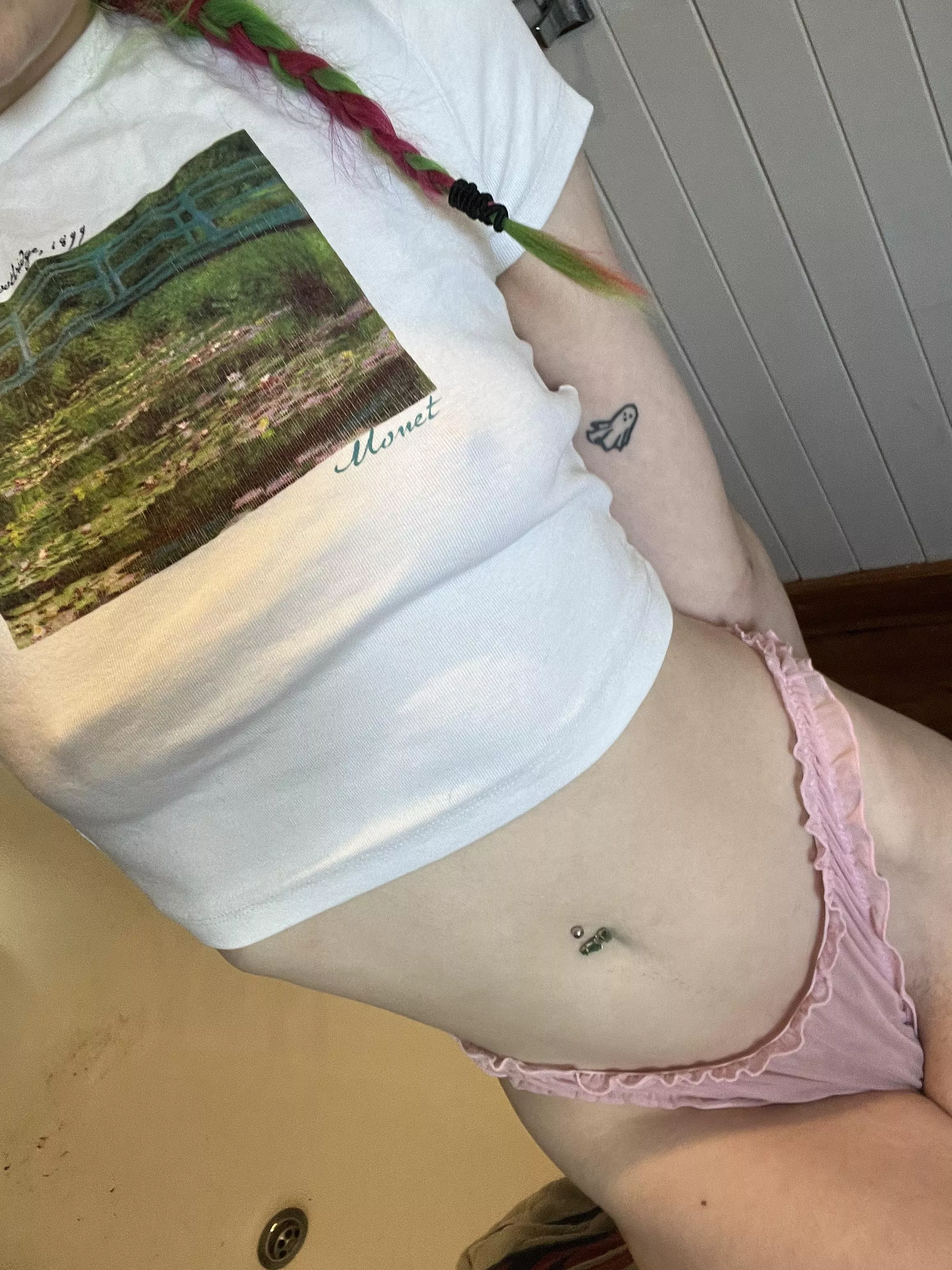 Not showing too much nipple with this am I? 😸