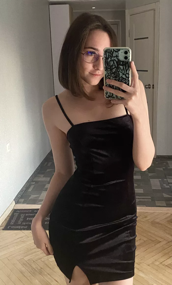 Perfect black dress for the first date