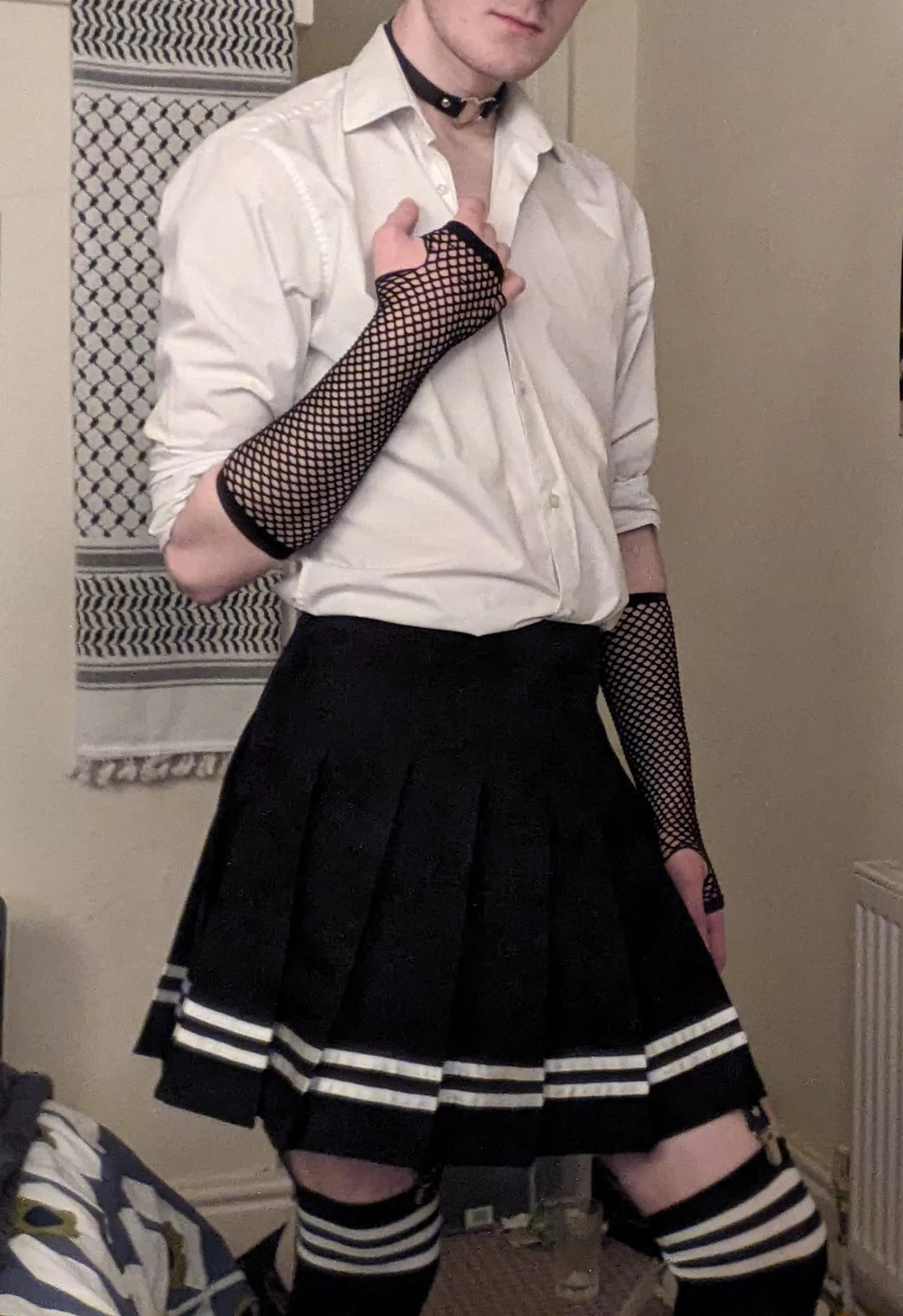 the white shirt looks soooo good with this skirt 😄