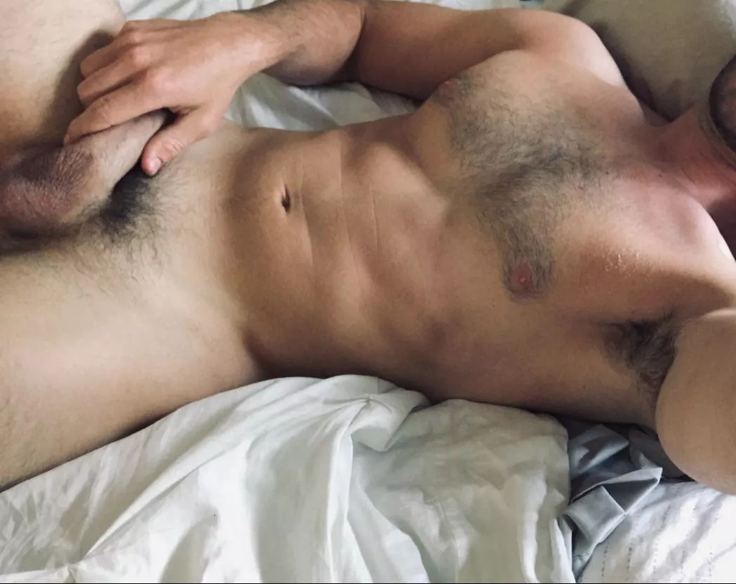 32 Bicurious and wanting some masculine energy this morning. Athletic builds. SC: canadianracer