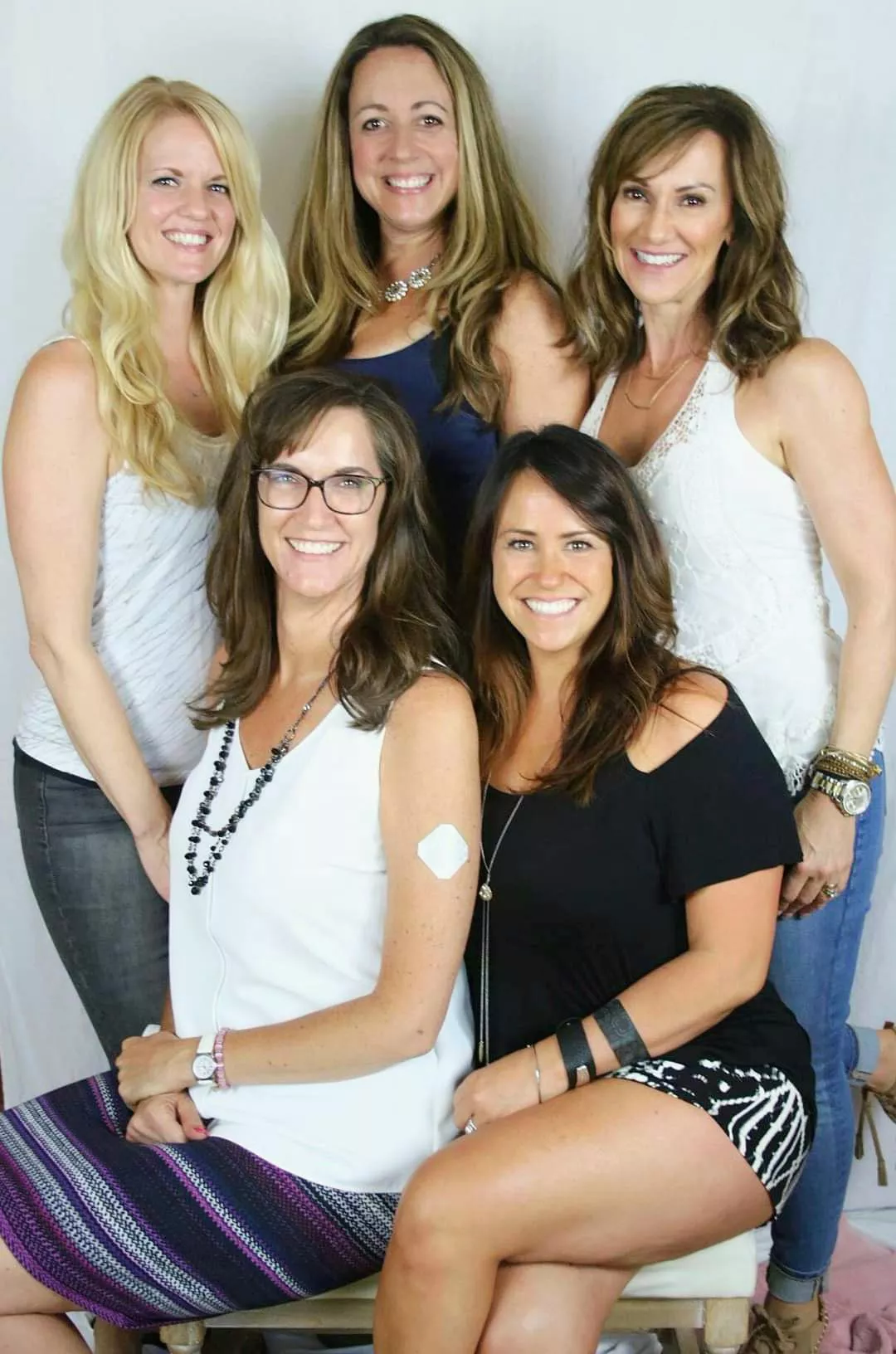A gilf(top far right), and four milfs💯🔥