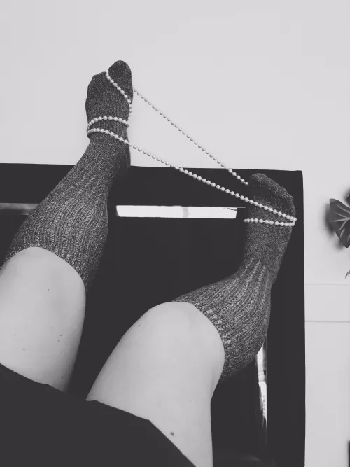 Are you dying to see my delicate toes?