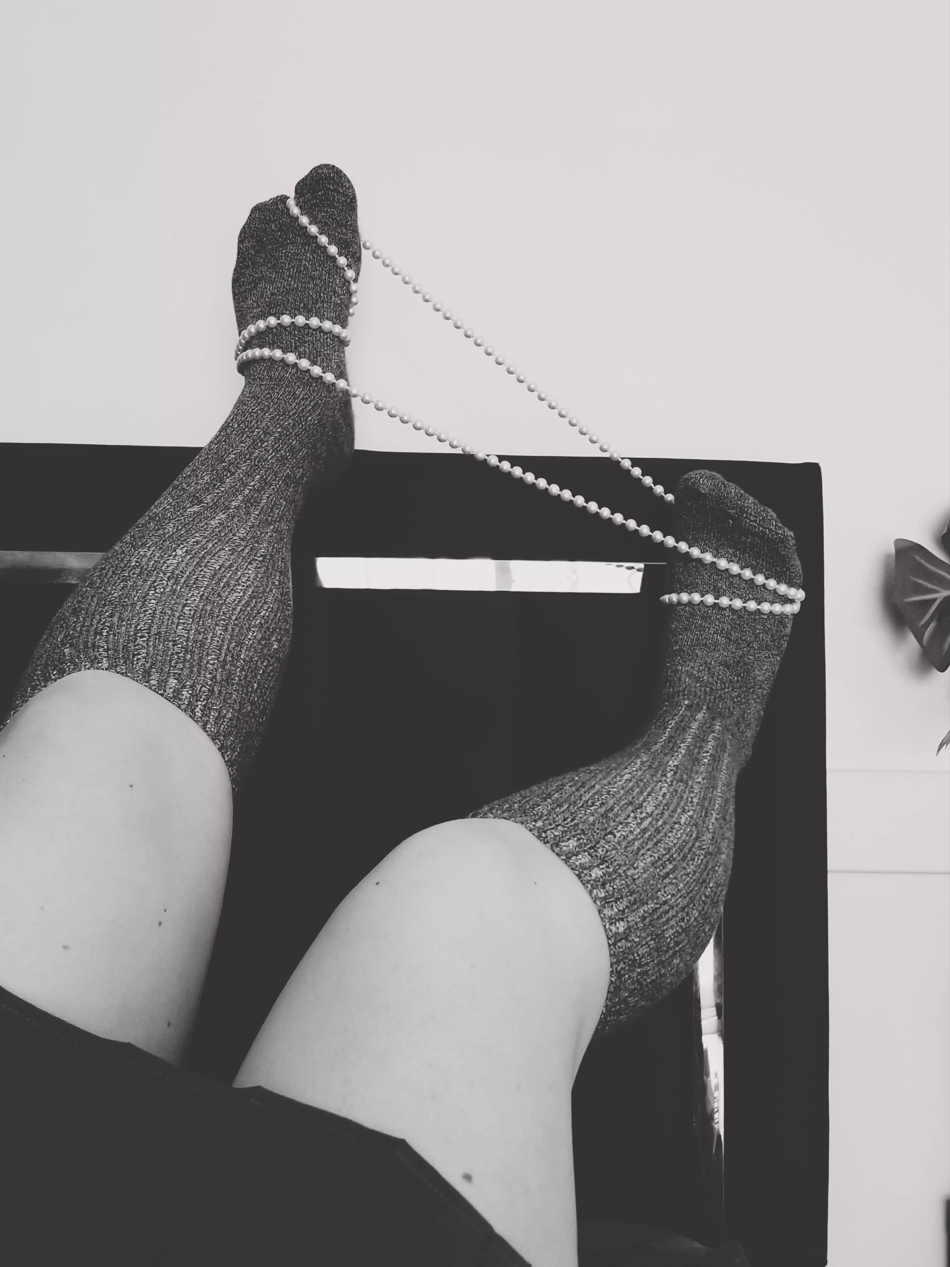 Are you dying to see my delicate toes?