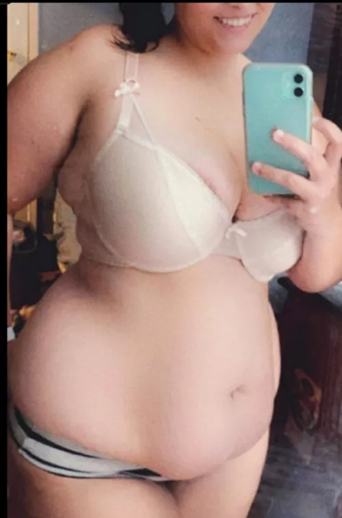 Brunch buffet belly 🥵