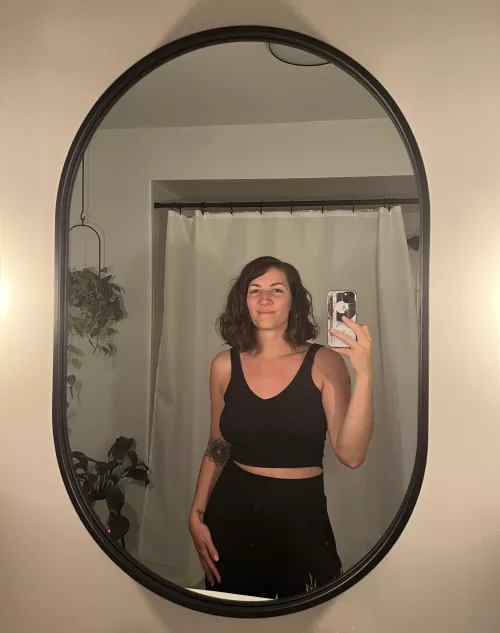 Caught my reflection and thought she was cute 💁🏻‍♀️ [f]