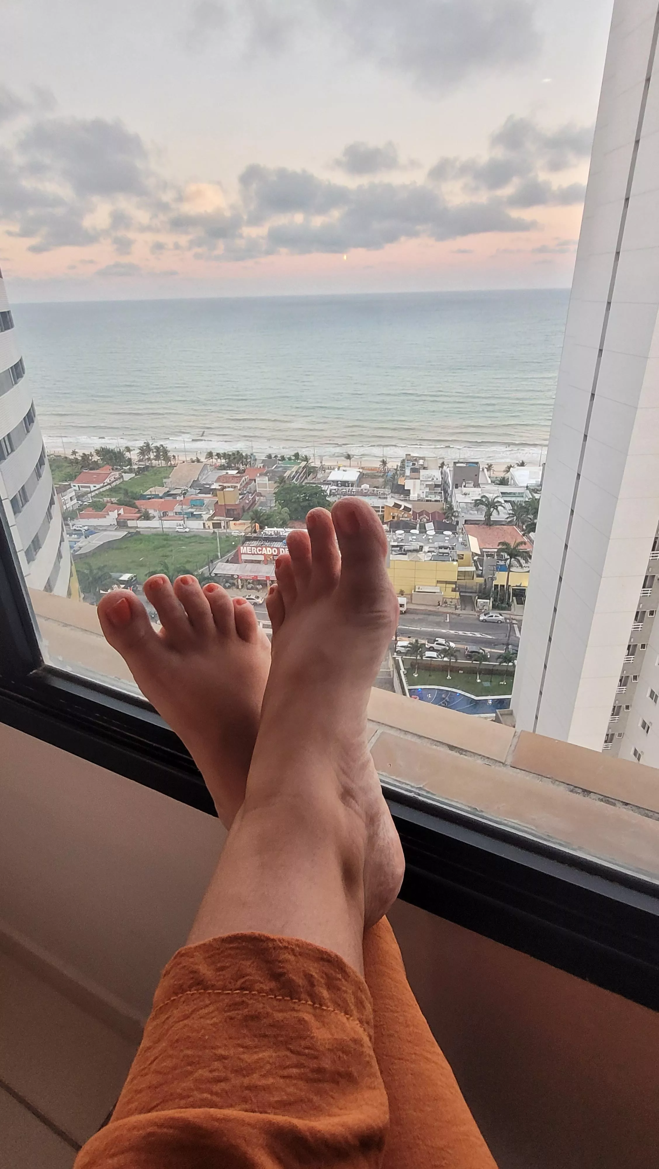 Chillin' and aprecciating the view of my favorite beach. What would be the best view for you? Maybe my feet on your face...