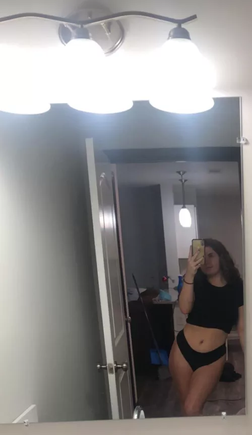 Cute lil black crop top