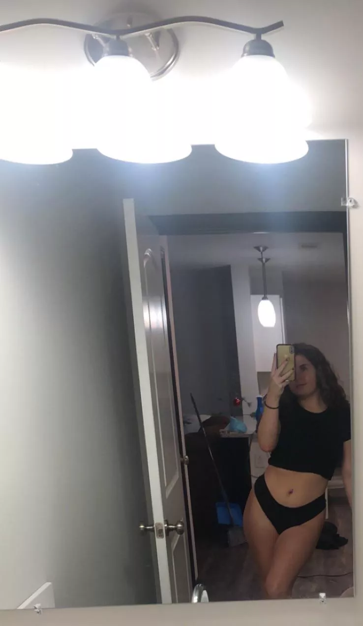 Cute lil black crop top