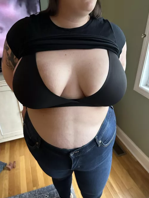 I like the way I look in jeans and a black top 💜