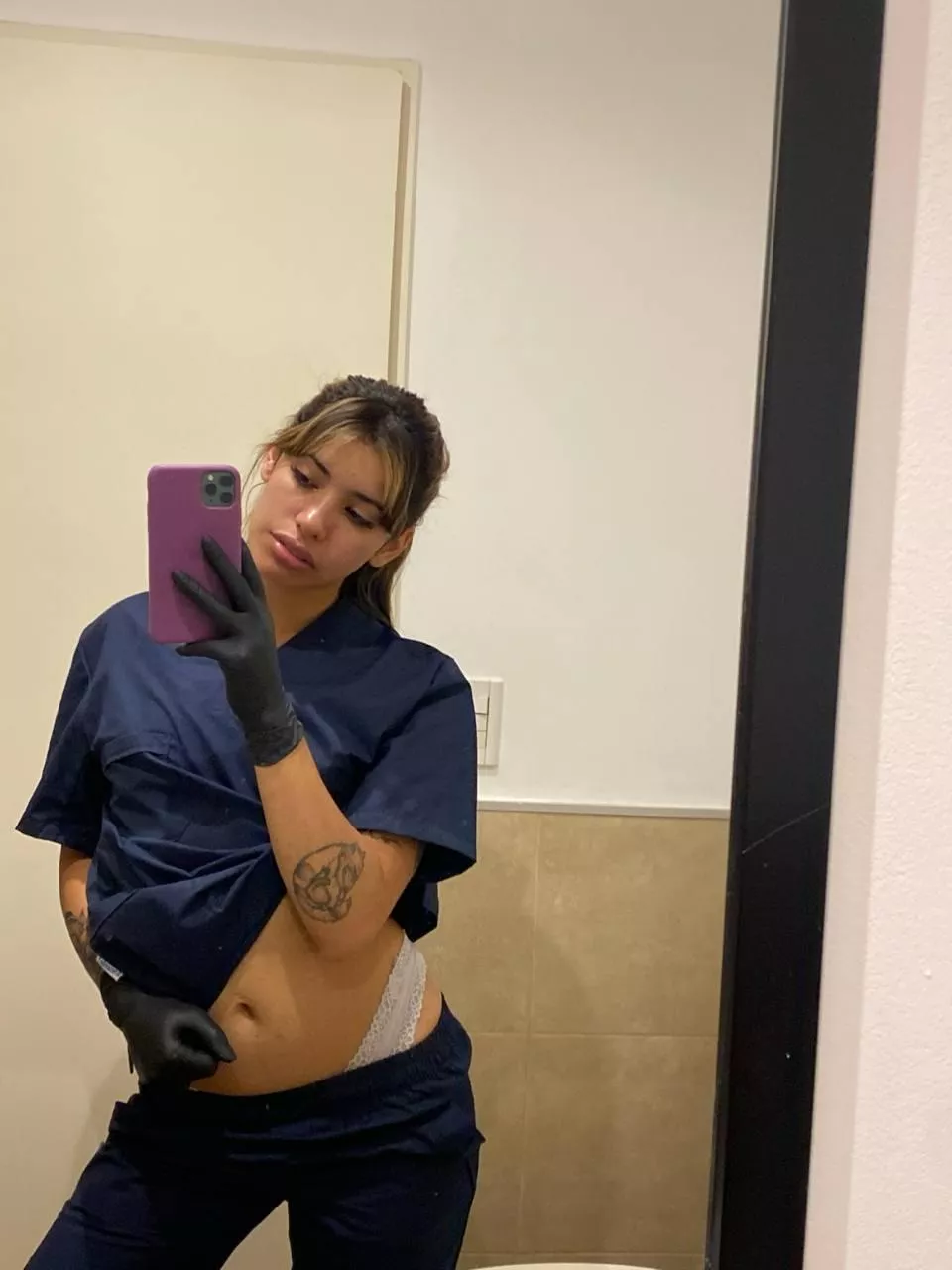 I need a man's opinion on whether or not I should jerk off with black gloves on🧤