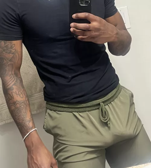 I wanna trade dick pics w/ other hot guys hmu