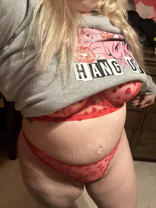 Red looks good with blonde hair