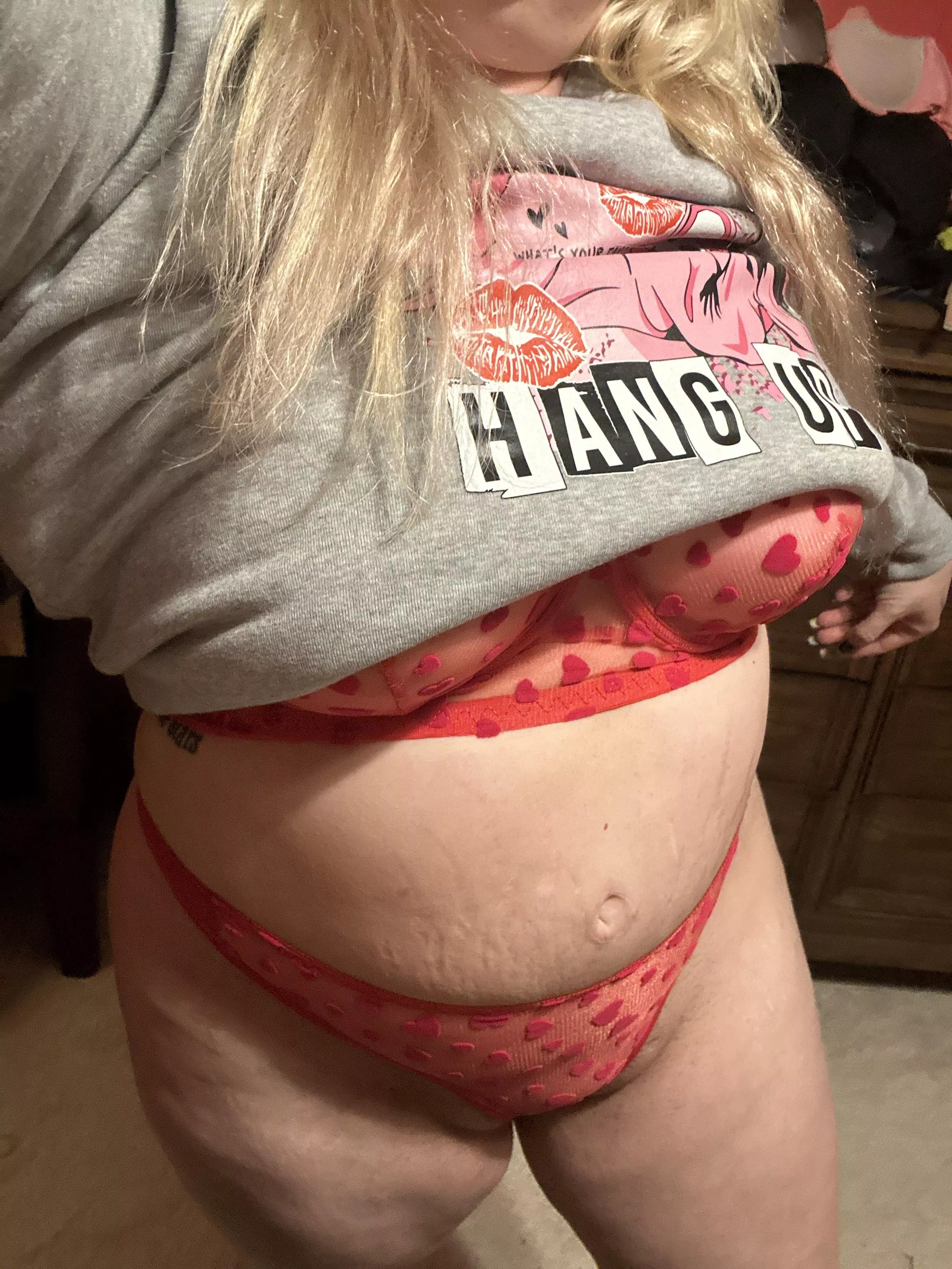 Red looks good with blonde hair