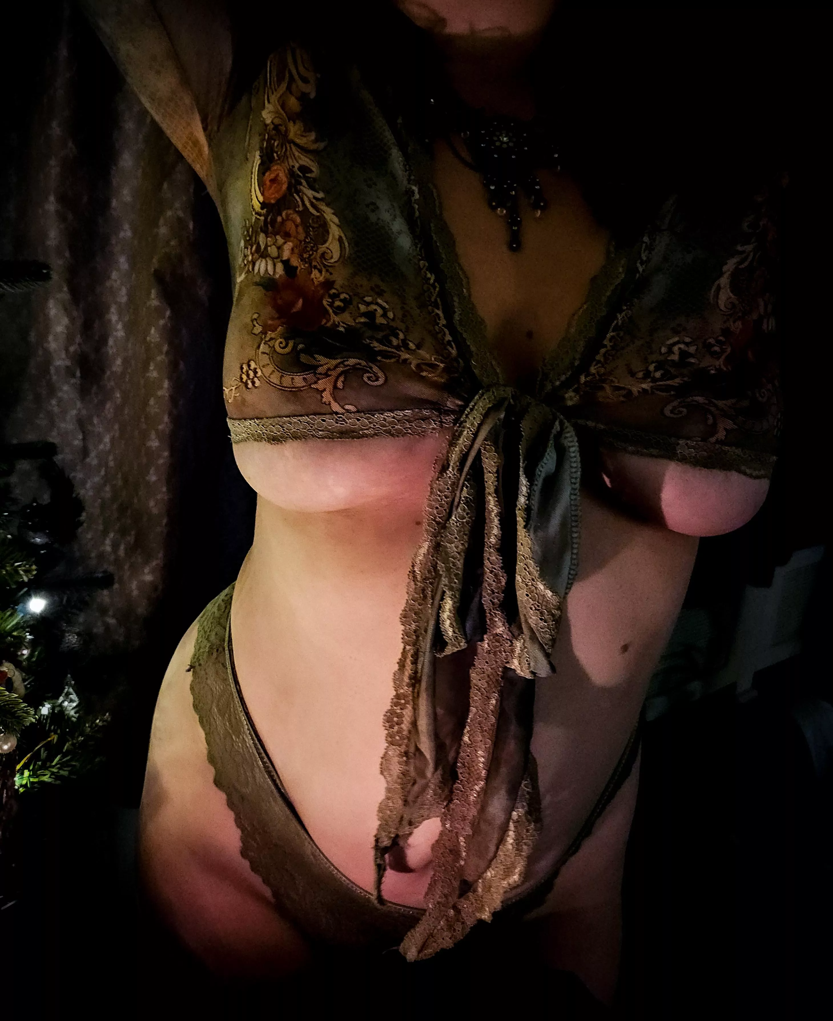 Some underboob in the cutest top