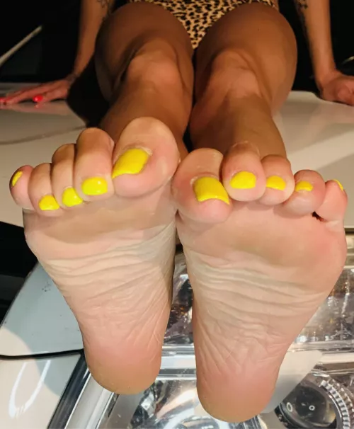 Suck on these toes!