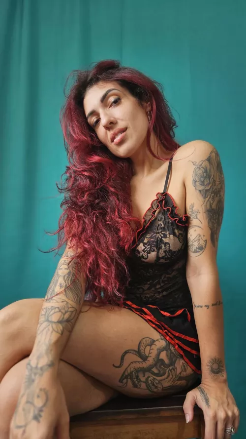 This MILF is feeling gorgeous in her new lingerie