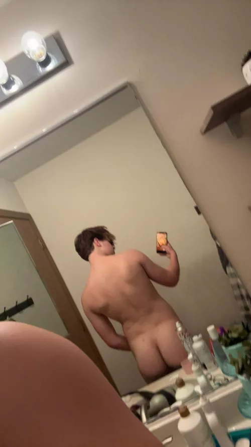 Want to trade with big dicked dudes. 18 m, dm pic for snap