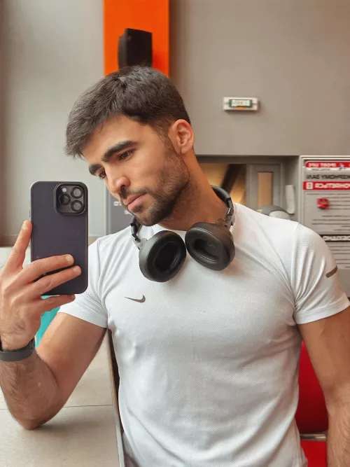 You can't go to the gym without selfies 😅🫣 Sound familiar?🤭