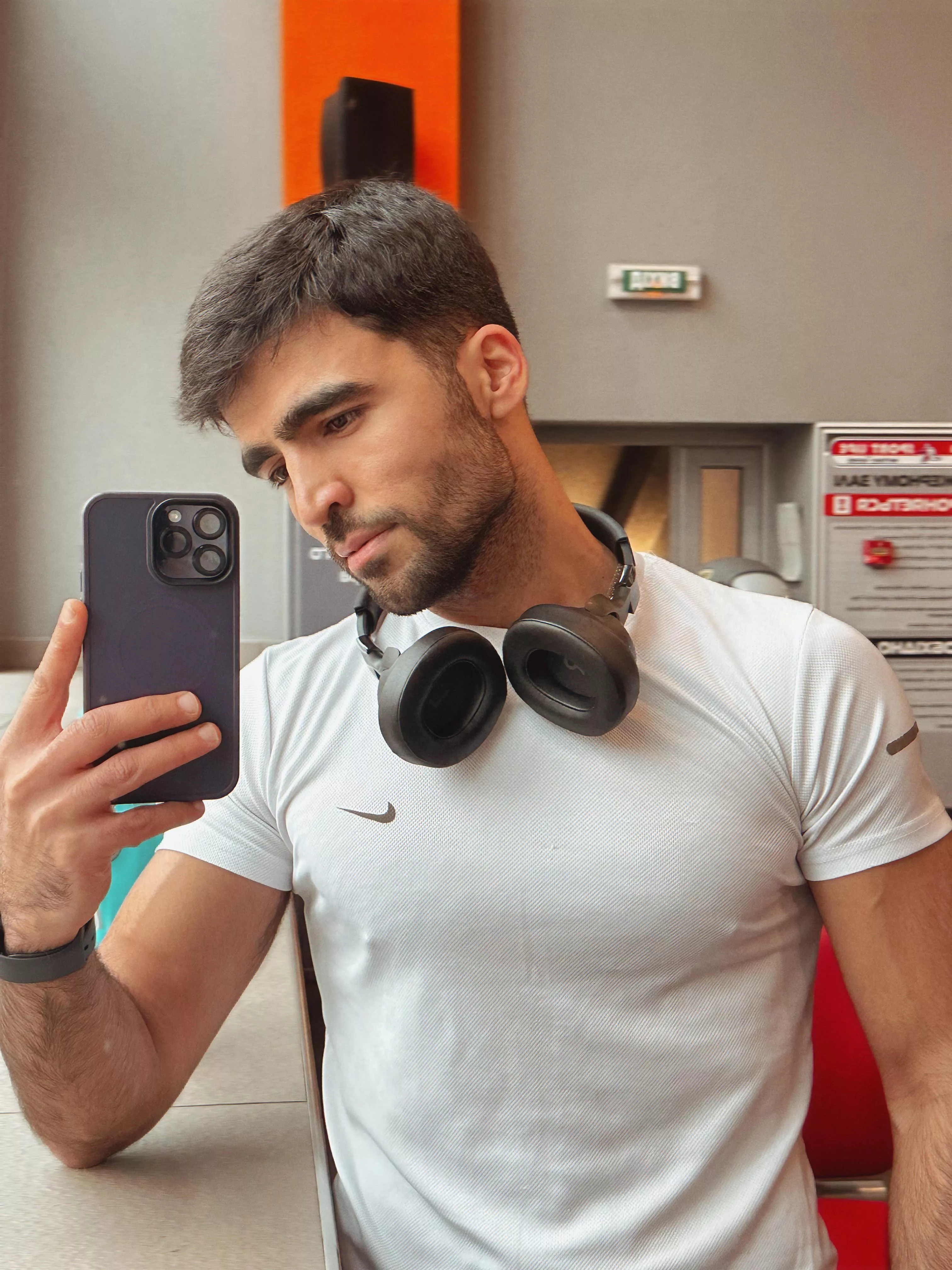You can't go to the gym without selfies 😅🫣 Sound familiar?🤭