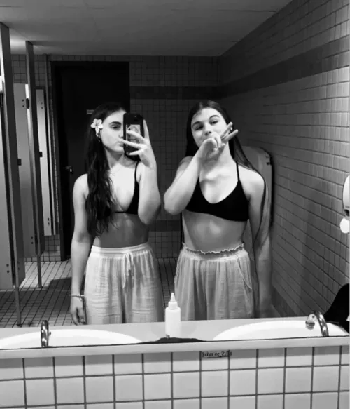 [18,18] two hotties in a restroom