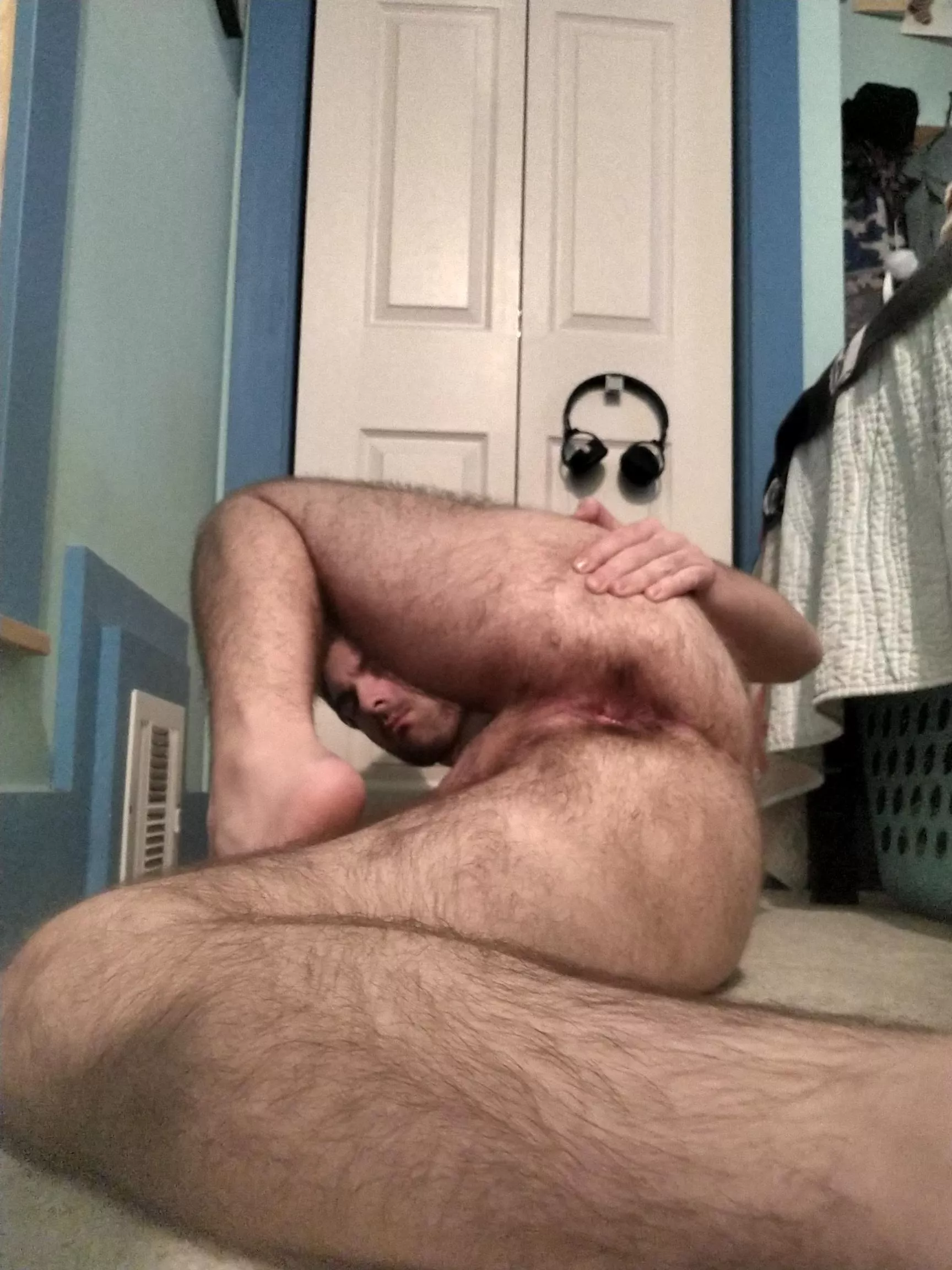 A peek through the leg 😶‍🌫️