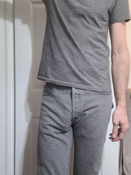 All grey and dressed to the right ✅️