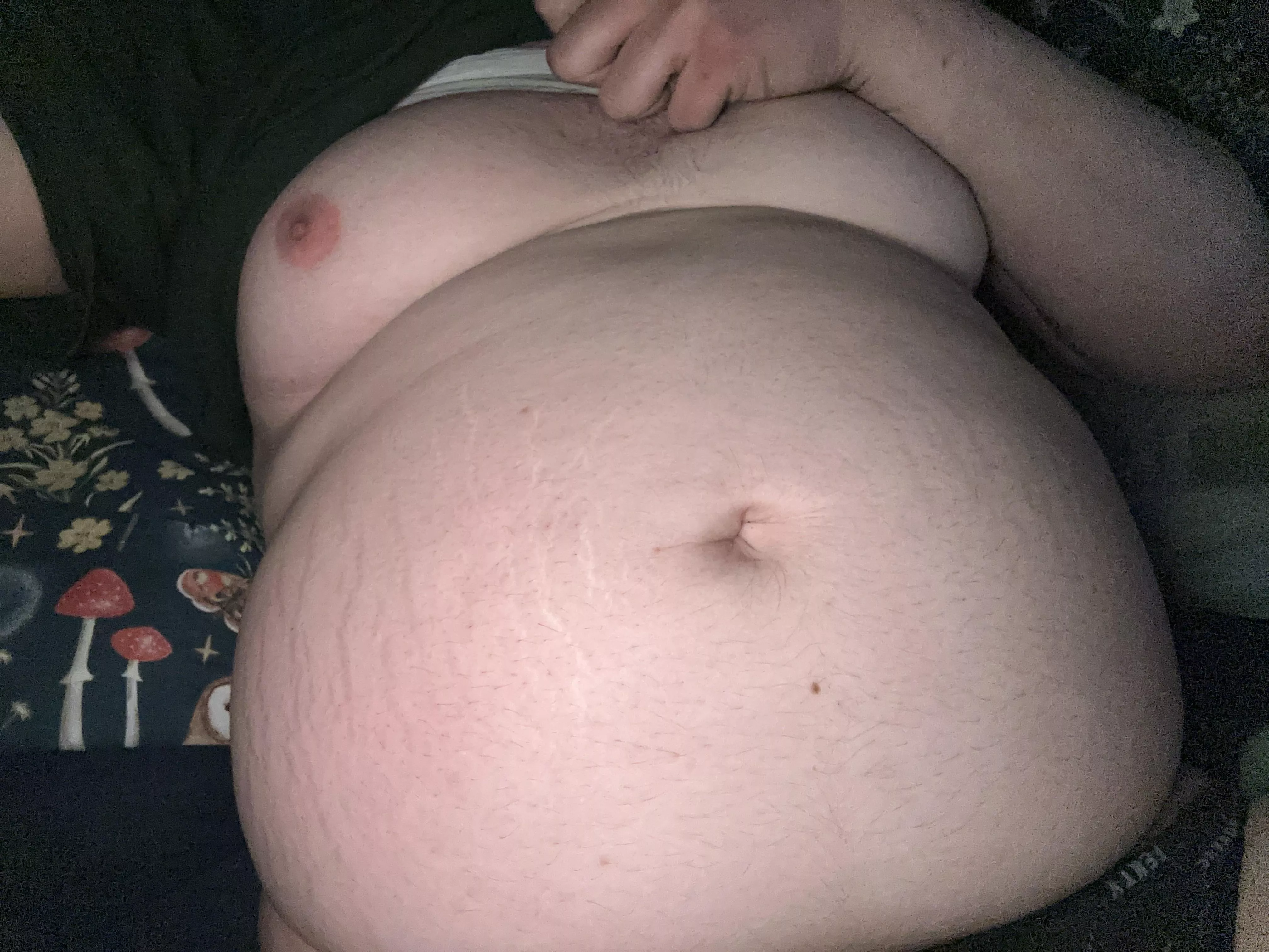 Any fellow big belly guys wanna trade in DMs? 26 m