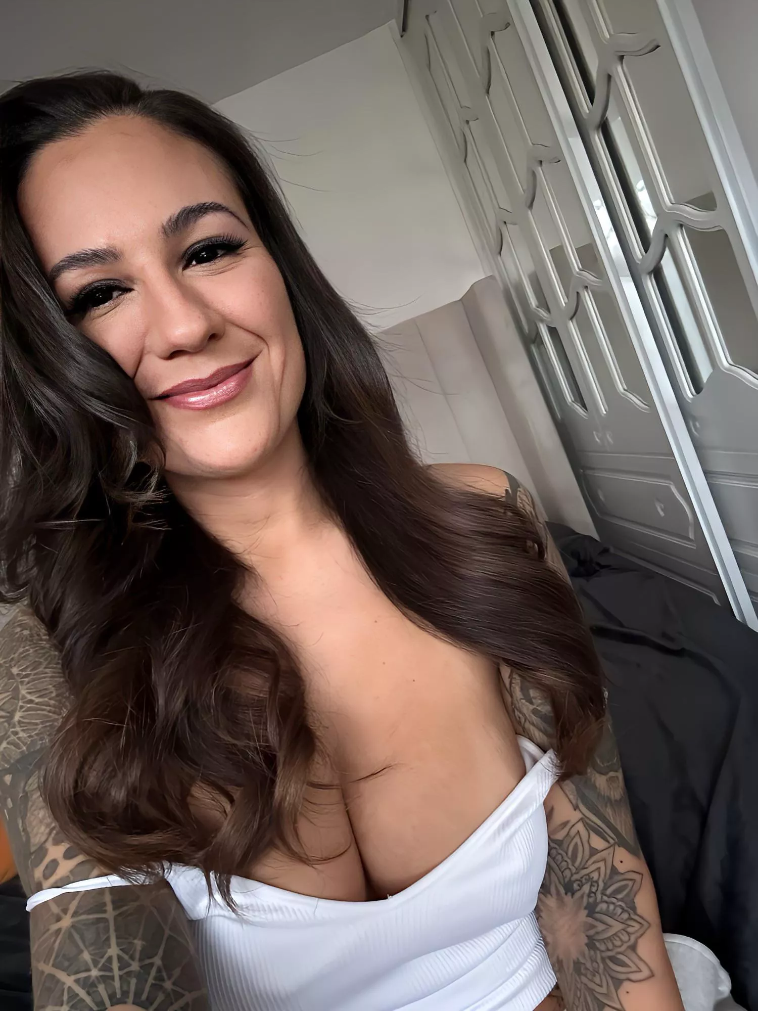 Come and see what’s underneath the crop top 😈