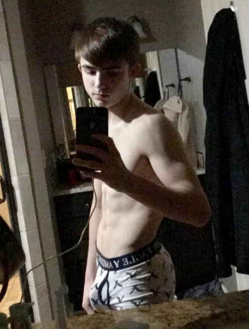 Curious younger bro.So I've stroked wit a couple dudes I wrestle wit. I like watching them nut. Kinda wanna know what it feel like to have somebody nut on my face. Hopefully somebody near my age but not like a deal breaker.