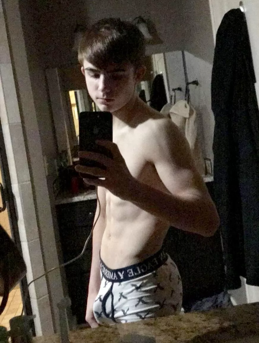 Curious younger bro.So I've stroked wit a couple dudes I wrestle wit. I like watching them nut. Kinda wanna know what it feel like to have somebody nut on my face. Hopefully somebody near my age but not like a deal breaker.