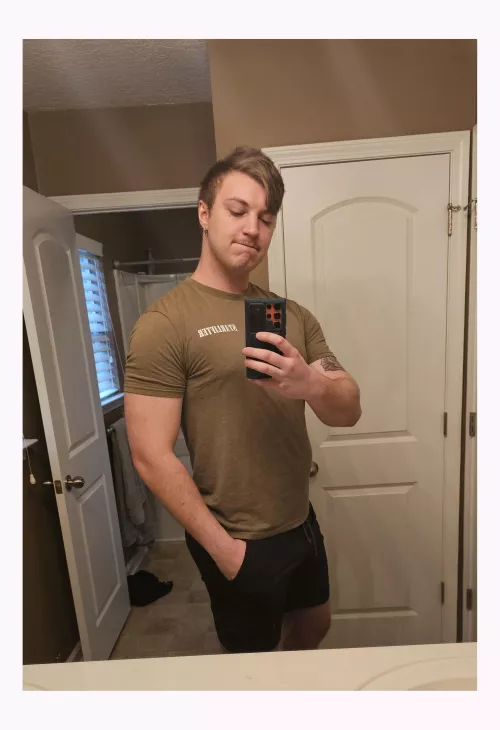 Figured I should actually introduce myself... Coming in from Washington State, 26 yo and single if it matters lol