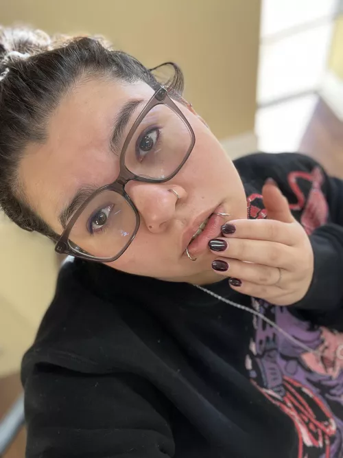 Good morning, do you like berry colored nails?