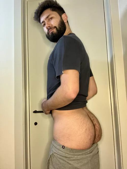 Hairy on the front, hairy on the back ⚡️