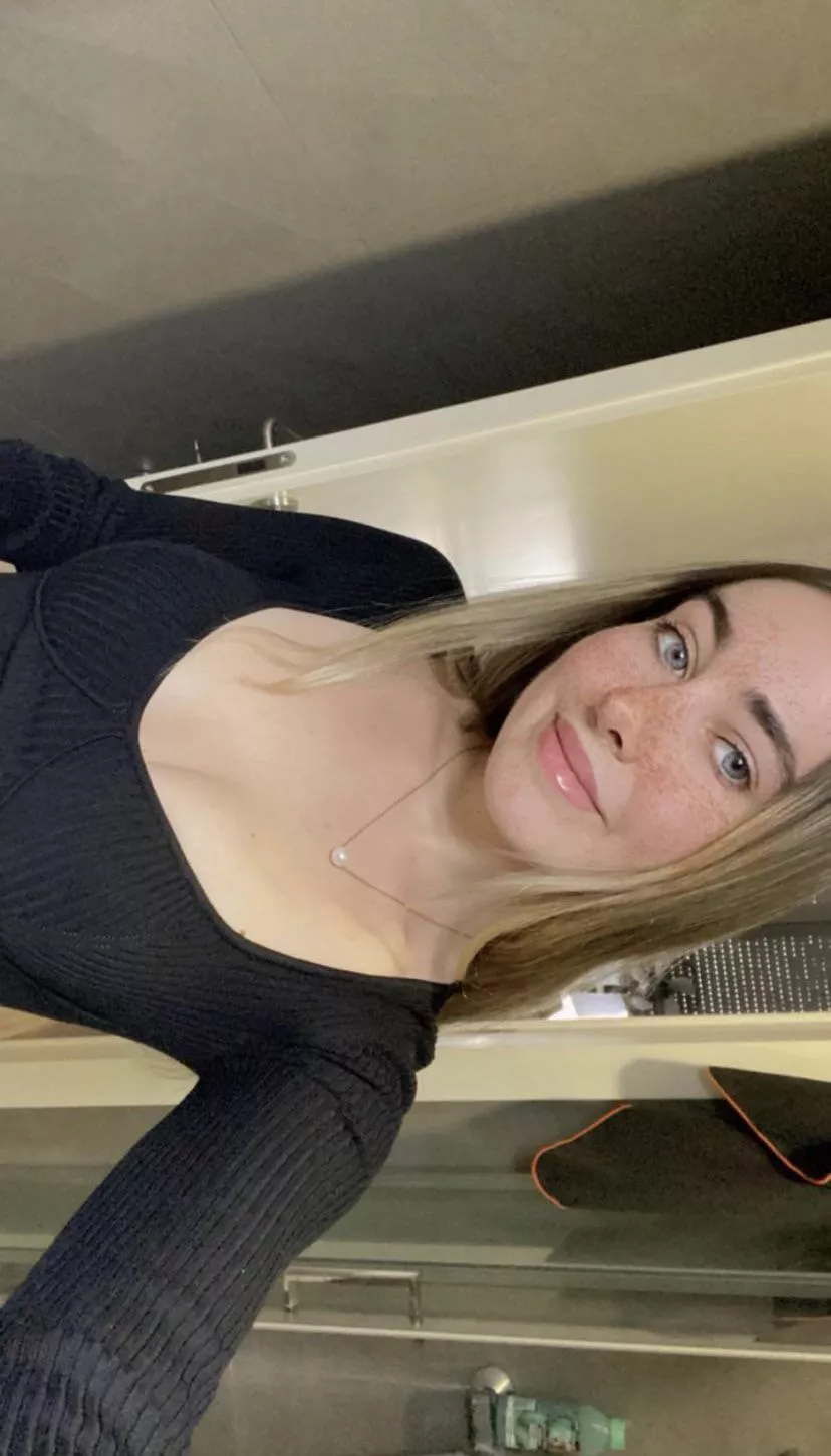 im a hot blondie student :))) F21