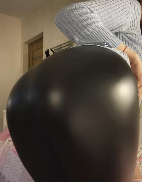 Juicy 19yo wasian ass looking for a seat🤭