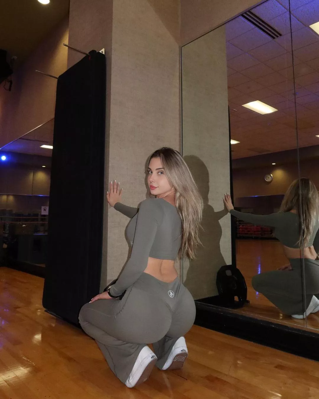 Mirror captured one naughty girl