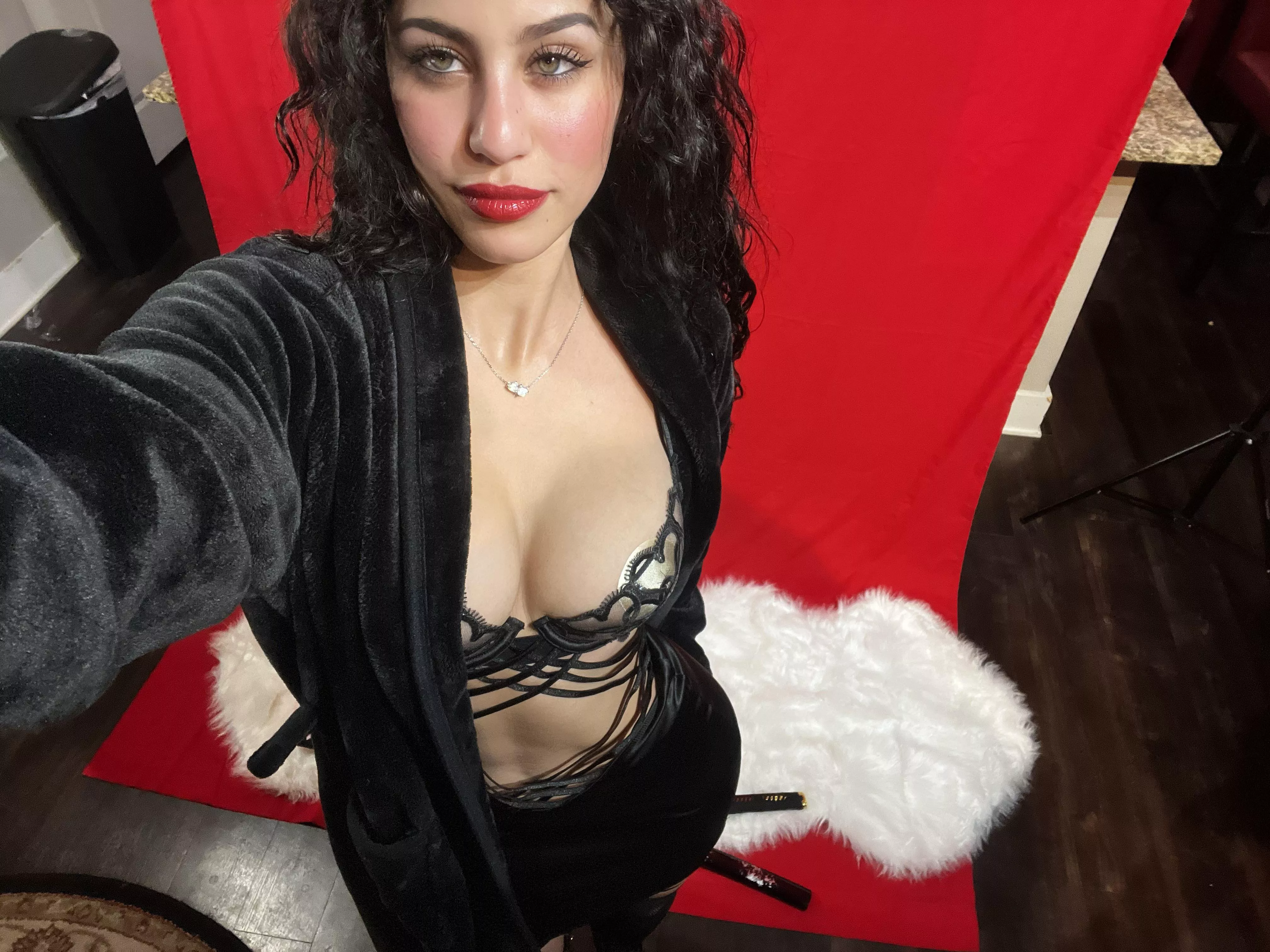 NSFW I need someone to photograph me