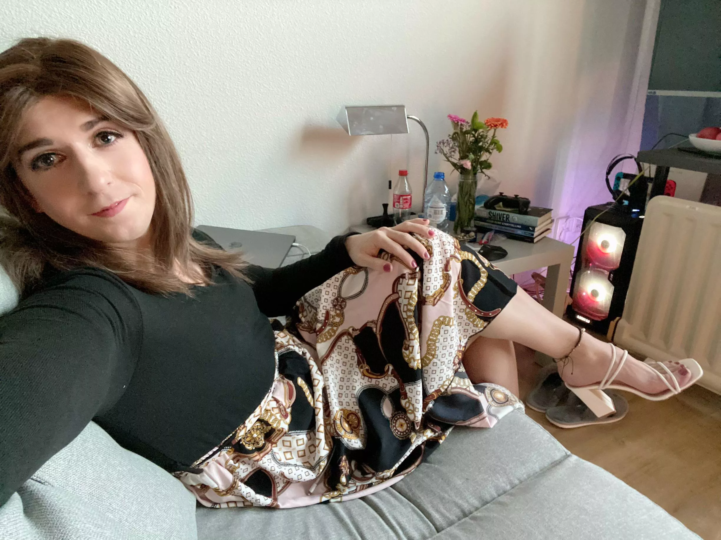 POV you’re sat beside me and trying to catch a glimpse of my toes and heels 😉