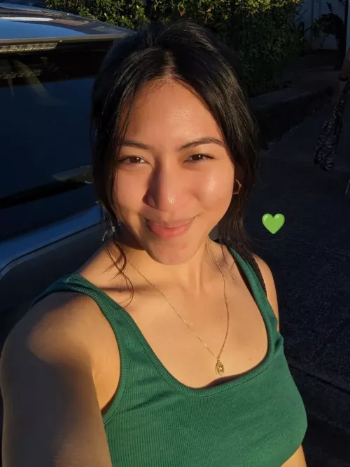 Sexy Filipina in green