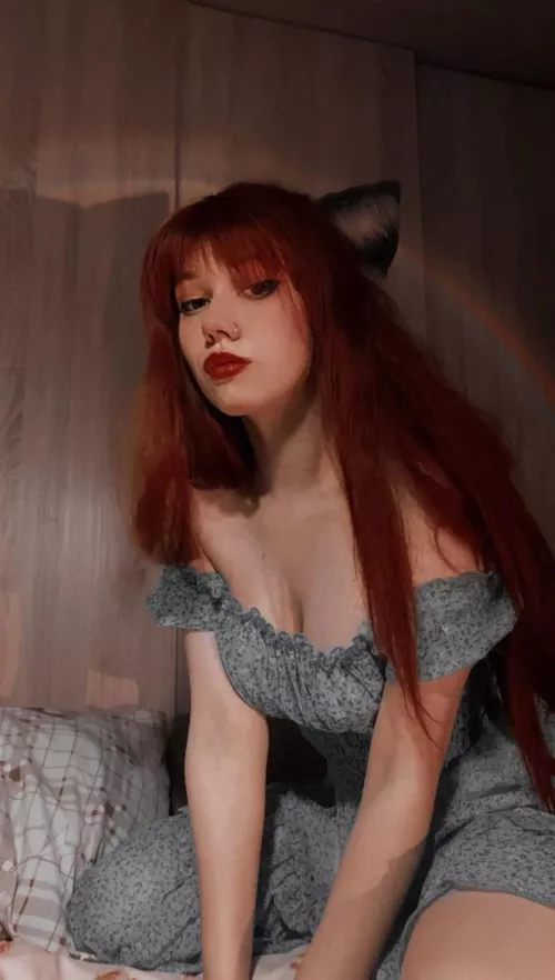 *She liked bright red lipstick*💄