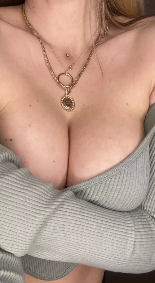 Showing my natural boobs and mature body, don't be harsh