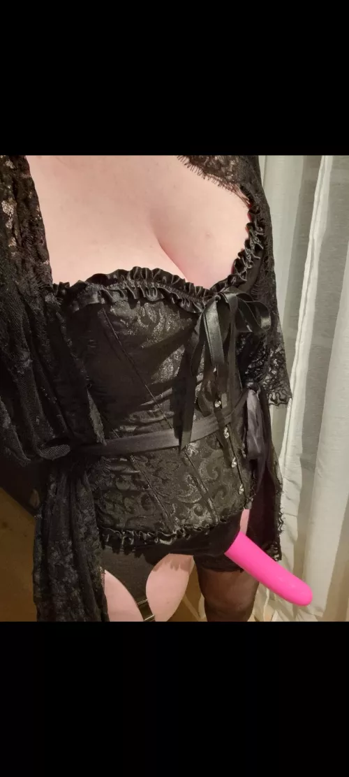 This is the first pic my mistress sendt me, telling me to meet her right a way. What would you answer be to this?