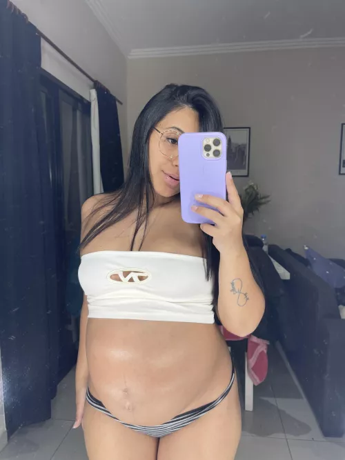 This top can only cover my breasts, my pregnant belly looks so big lol