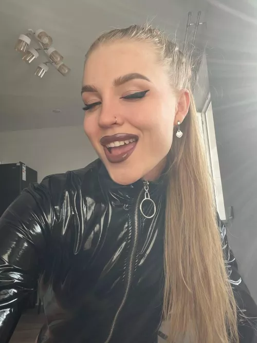 today i'm wearing black for a session