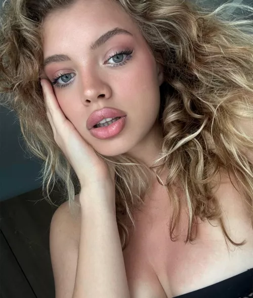 Unreal but totally real selfie with my blue eyes featuring