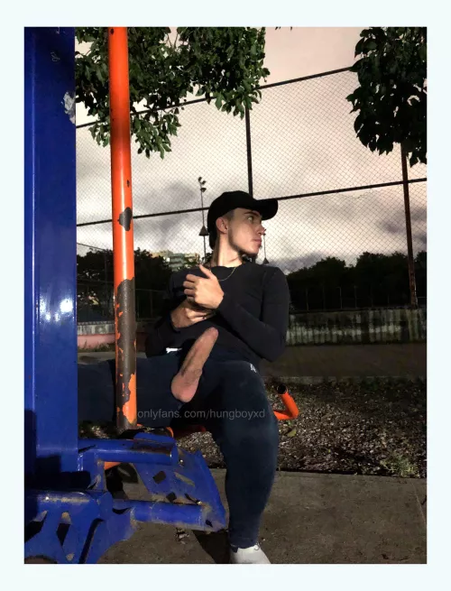 waiting for someone to come and see my big cock. got sweaty coming here so the smell must be amazing. #fortheloveofoutdoorexhibition